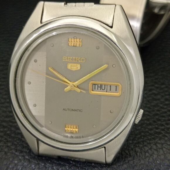 Vintage 1981 Seiko Automatic Mens Silver Watch W/daydate & Gold accents - Picture 3 of 10